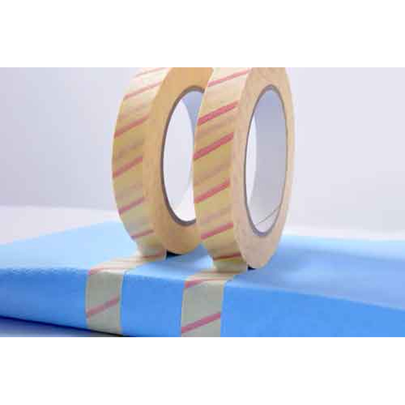 Dos rollos de cinta para EO sobre cajas azules, con un extremo de cinta colgando del borde Dos rollos de cinta para EO sobre cajas azules, con un extremo de cinta colgando del borde